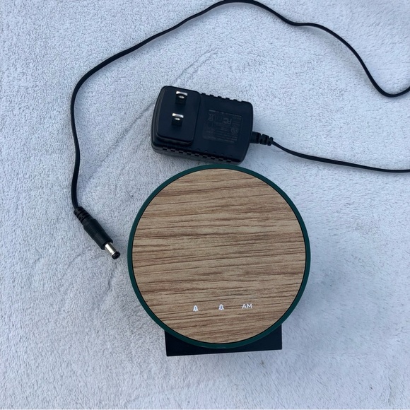 Capello alarm clock Wood Tone Minimalist Look USB Port Wall Charger & Batteries - Picture 7 of 7